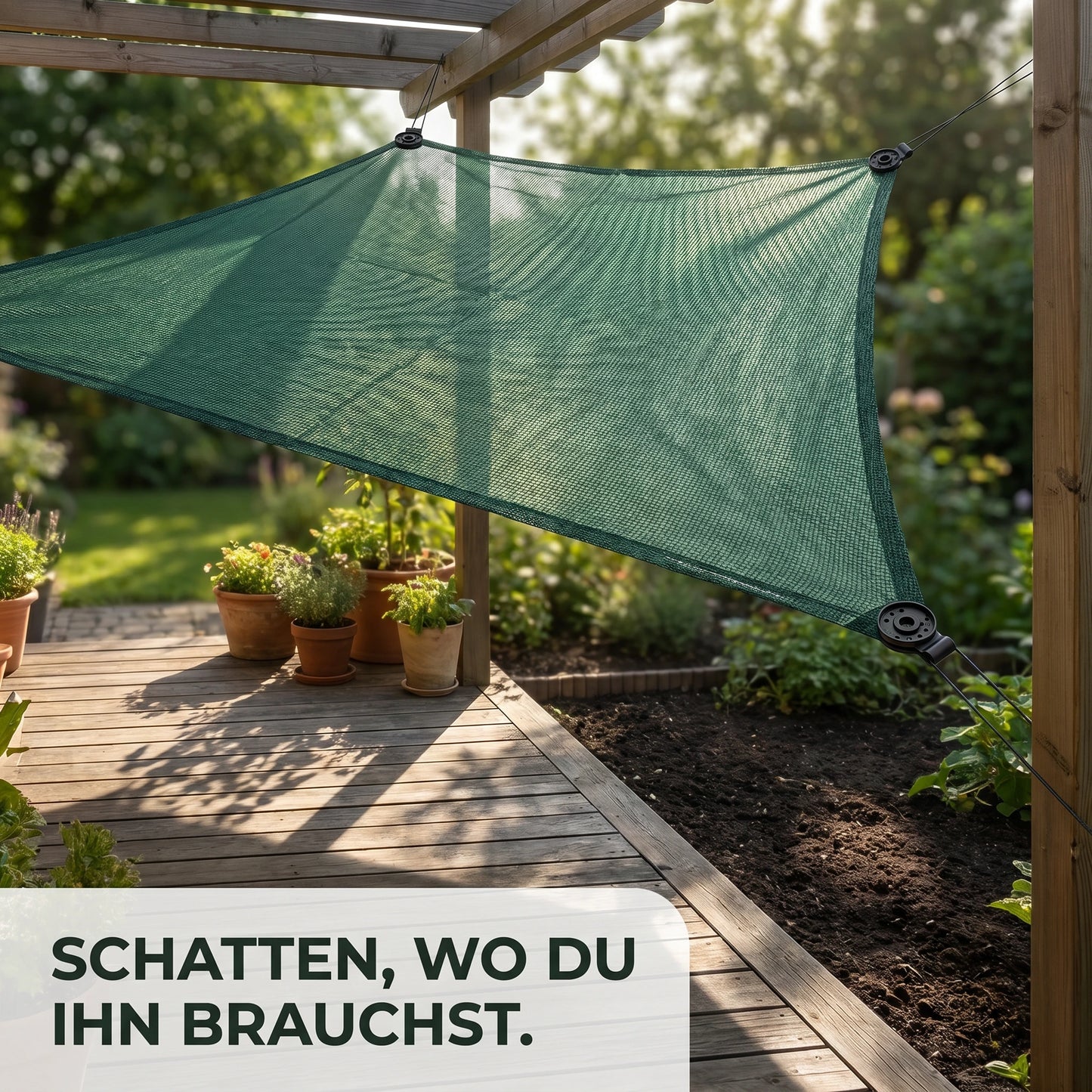 Schattiernetz Set mit GRATIS Ösen Clips – grünes Schattiernetz als Sonnensegel über einer Terrasse gespannt