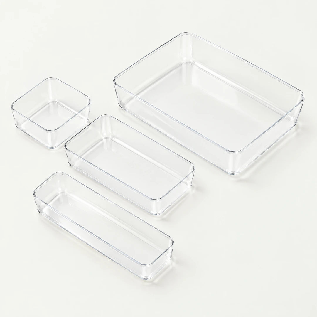 Schreibtisch Organizer: vier transparente Ordnungsboxen in S, M, L und XL auf hellem Hintergrund