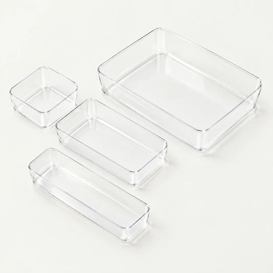 Schreibtisch Organizer: vier transparente Ordnungsboxen in S, M, L und XL auf hellem Hintergrund