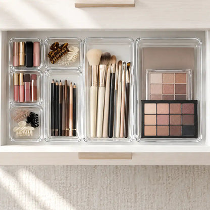 Transparente Ordnungsboxen sortieren Pinsel, Lippenstifte und Lidschatten in der Schminktisch-Schublade