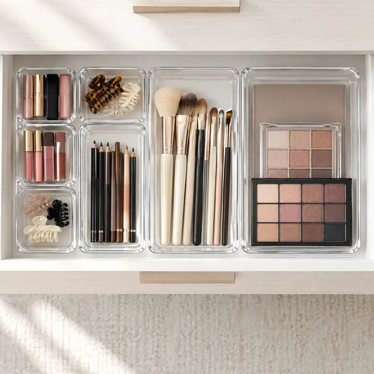 Transparente Ordnungsboxen sortieren Pinsel, Lippenstifte und Lidschatten in der Schminktisch-Schublade