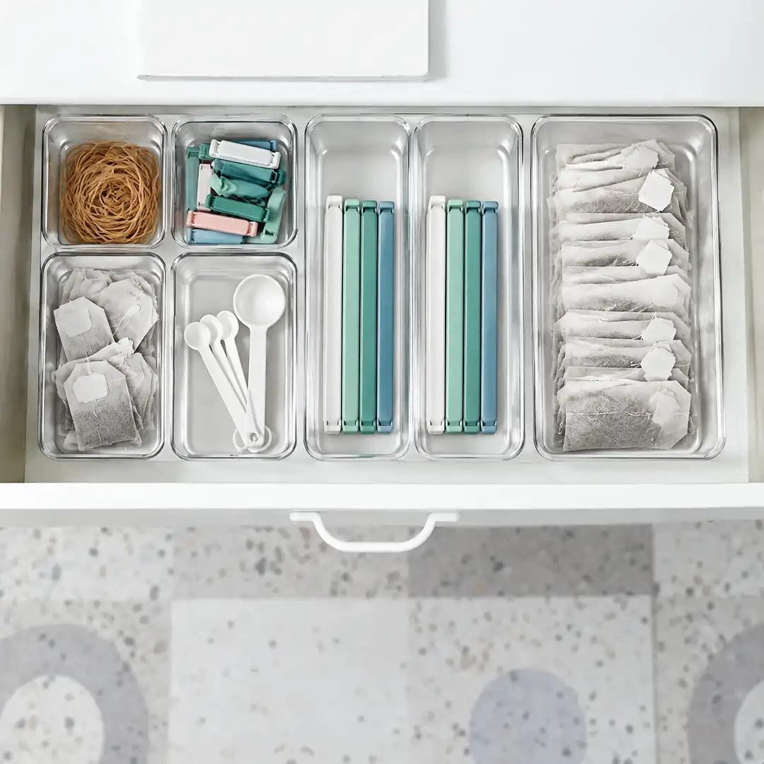 Küchenschublade mit transparenten Ordnungsboxen für Gummiringe, Clips und Teebeutel