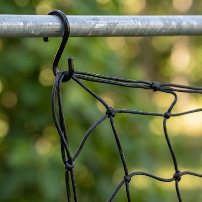 S-Haken des Spaliernetzes über einer Stange eingehängt, Detailaufnahme