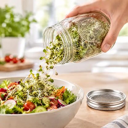 Frische Sprossen werden aus dem Keimglas über einen Salat gestreut