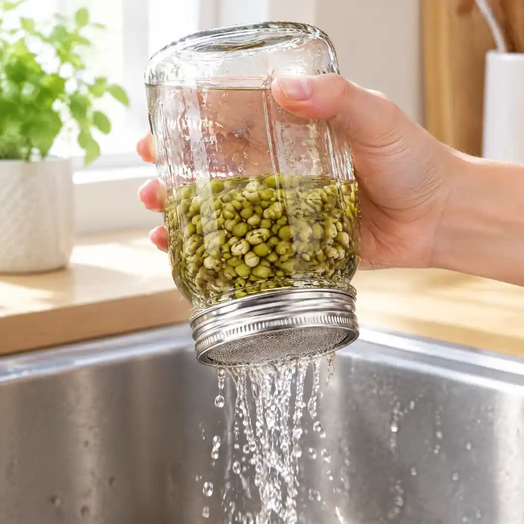 Wasser wird über der Spüle durch den Siebdeckel abgegossen