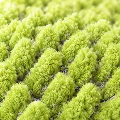 Makroaufnahme der Chenille-Mikrofaser mit eingefangenem Staub