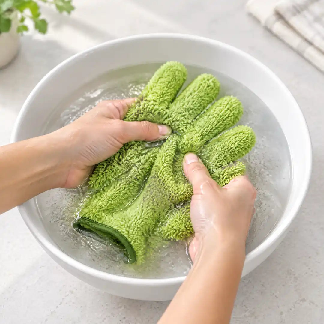 Mikrofaser-Handschuh wird mit der Hand in klarem Wasser ausgewaschen