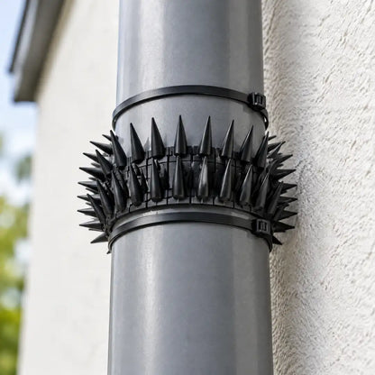 Spikeleiste mit Kabelbindern um ein Fallrohr gelegt