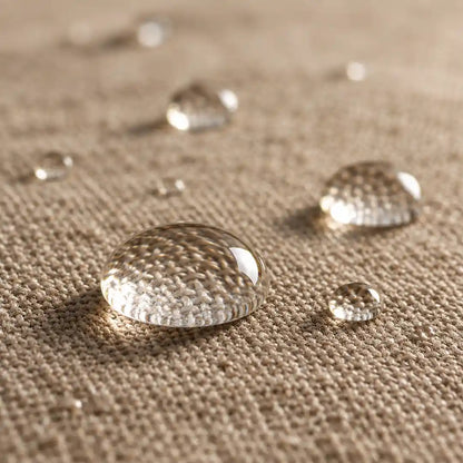 Wassertropfen perlen auf der Oberfläche der Tischdecke ab, ohne einzuziehen