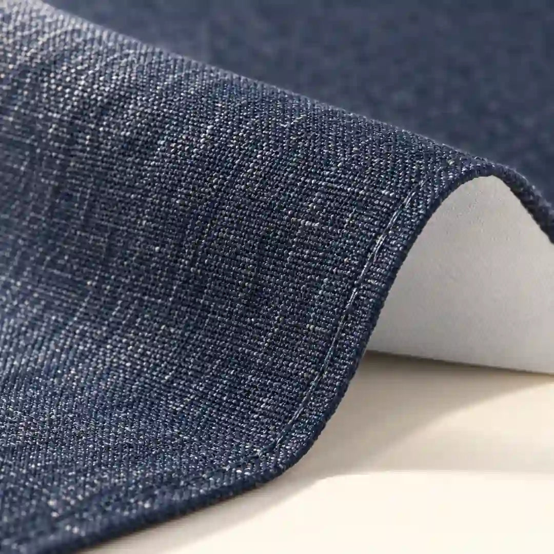Materialdetail in Navyblau: matte Leinenstruktur auf der Schauseite, glatte weiße Beschichtung auf der Rückseite