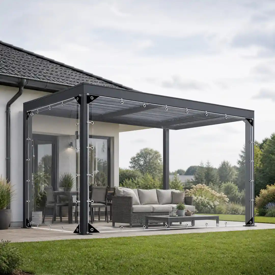 Transparente PVC-Plane mit Ösen als Seitenwand an einer Pergola über einer Terrasse, straff gespannt