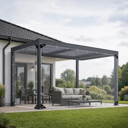 Transparente PVC-Plane mit Ösen als Seitenwand an einer Pergola über einer Terrasse, straff gespannt