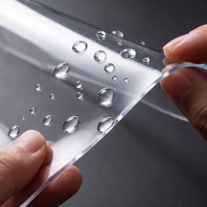 Materialmakro: 0,3 mm starkes klares PVC mit abperlenden Wassertropfen