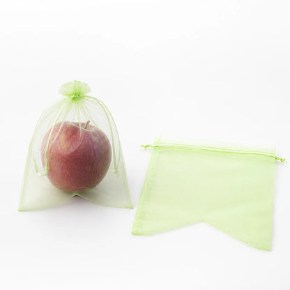 Traubenschutzbeutel aus hellgrünem Organza mit Zugband, gefüllt und flach