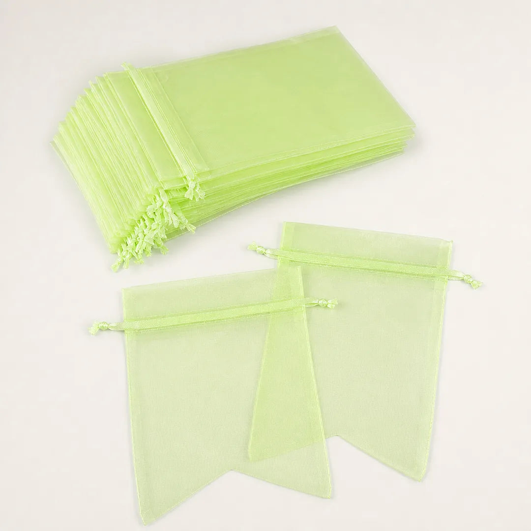 Stapel hellgrüner Organza-Beutel mit Zugband von oben