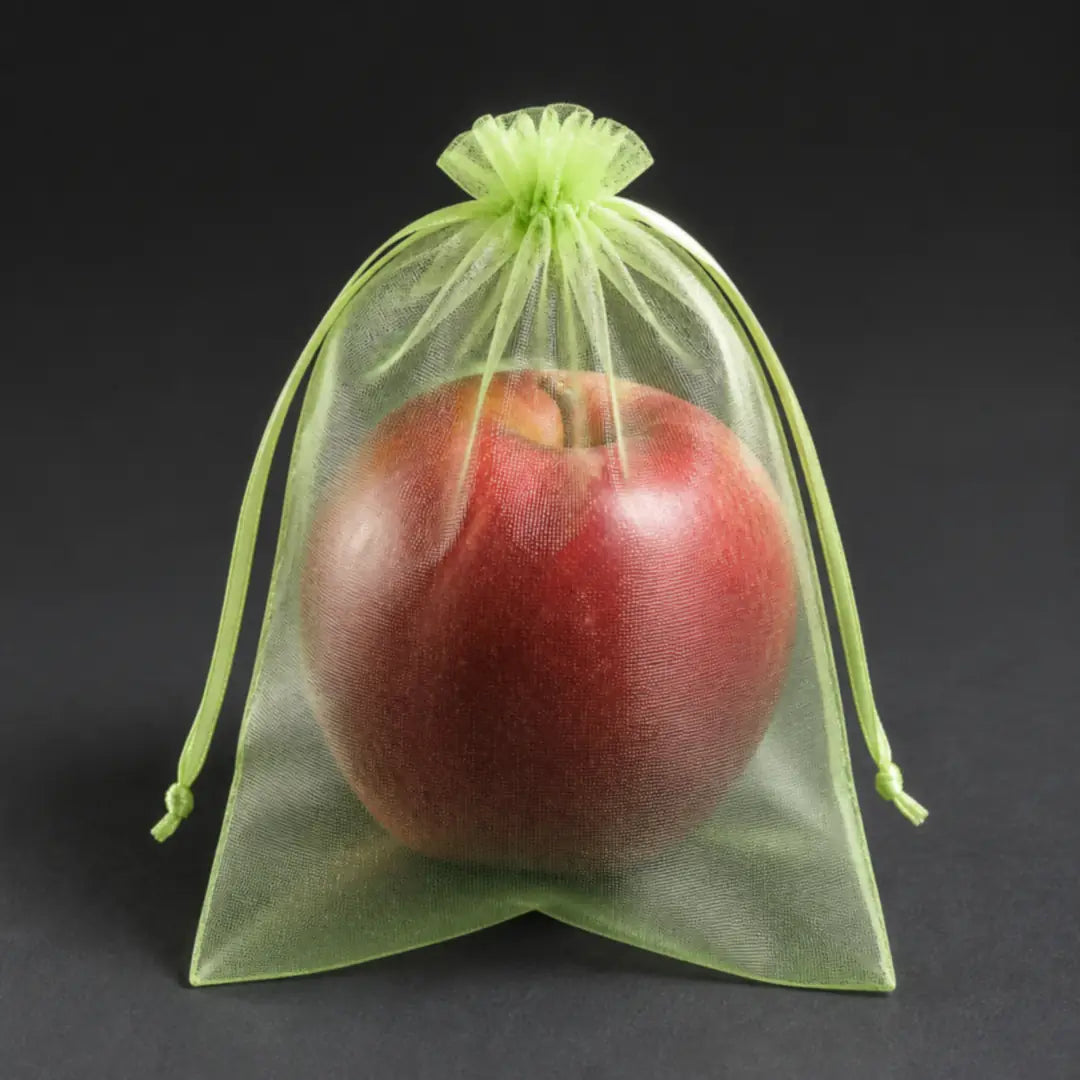 Obstschutzbeutel mit Apfel, Frucht scheint durch das feine Gewebe