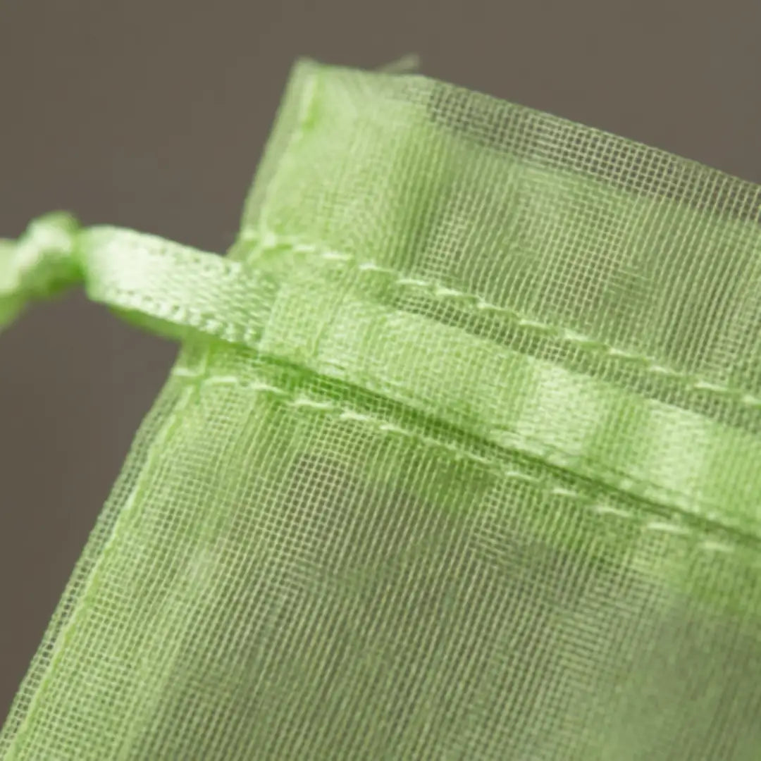 Makroaufnahme des Organza-Gewebes mit Saum und Zugkordel