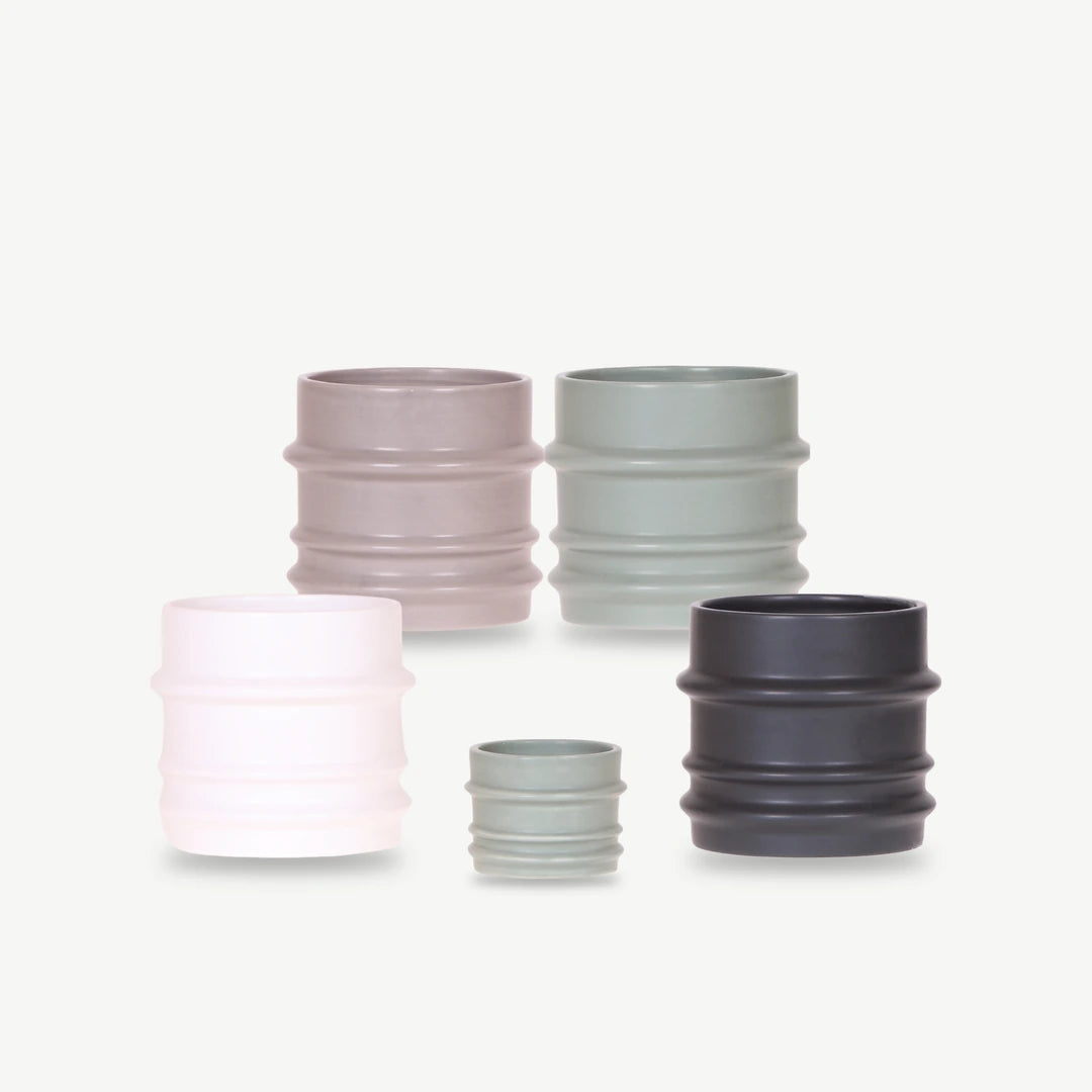 Übertopf aus matter Keramik mit Rillen in Schwarz, Weiß, Grün und Grau, Ø 6 und 9 cm