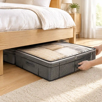 Unterbettkommode wird unter einem Holzbett im Schlafzimmer hervorgezogen