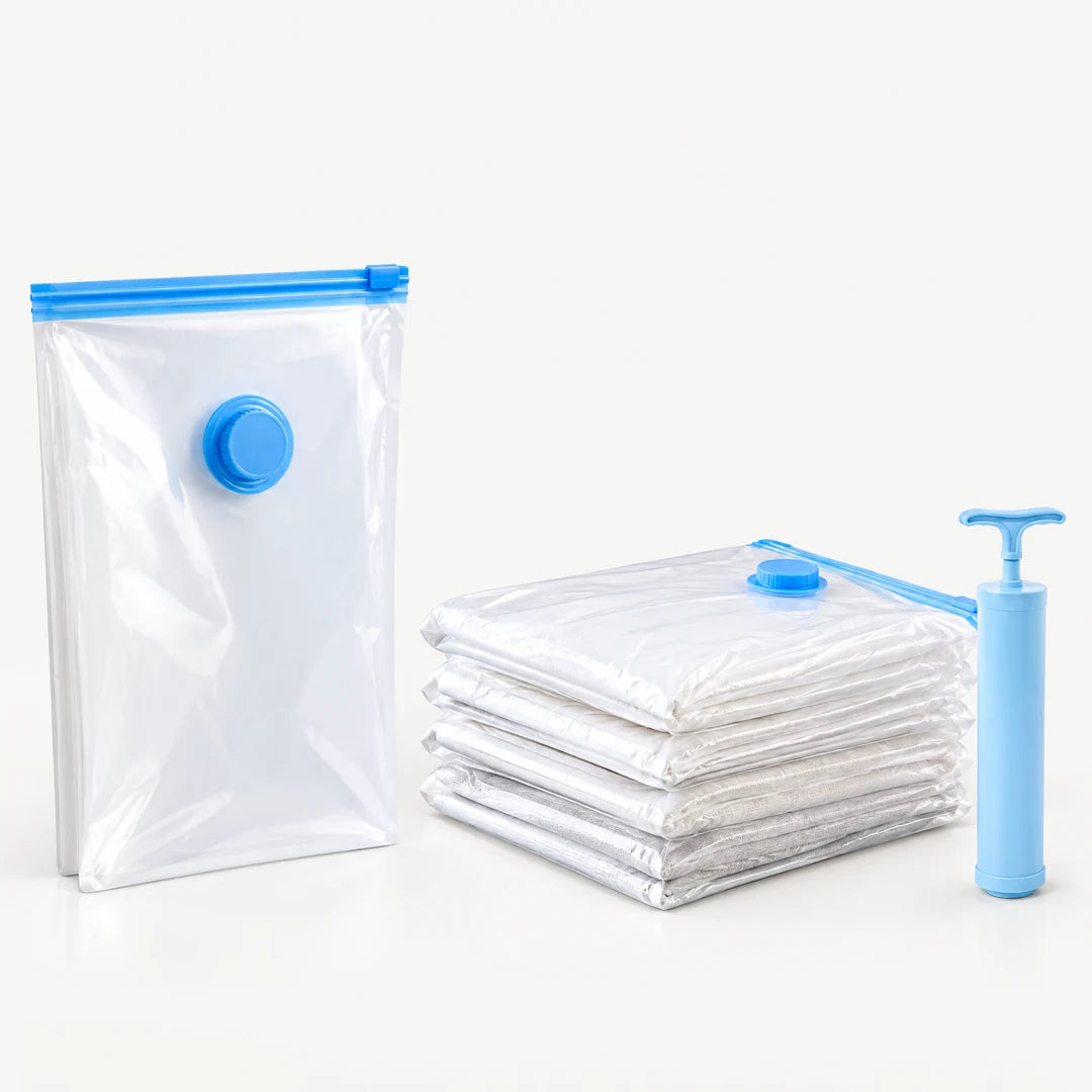 Vakuumbeutel mit blauem Ventil, flach vakuumiertes Paket und Handpumpe