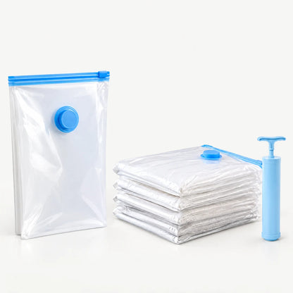 Vakuumbeutel mit blauem Ventil, flach vakuumiertes Paket und Handpumpe