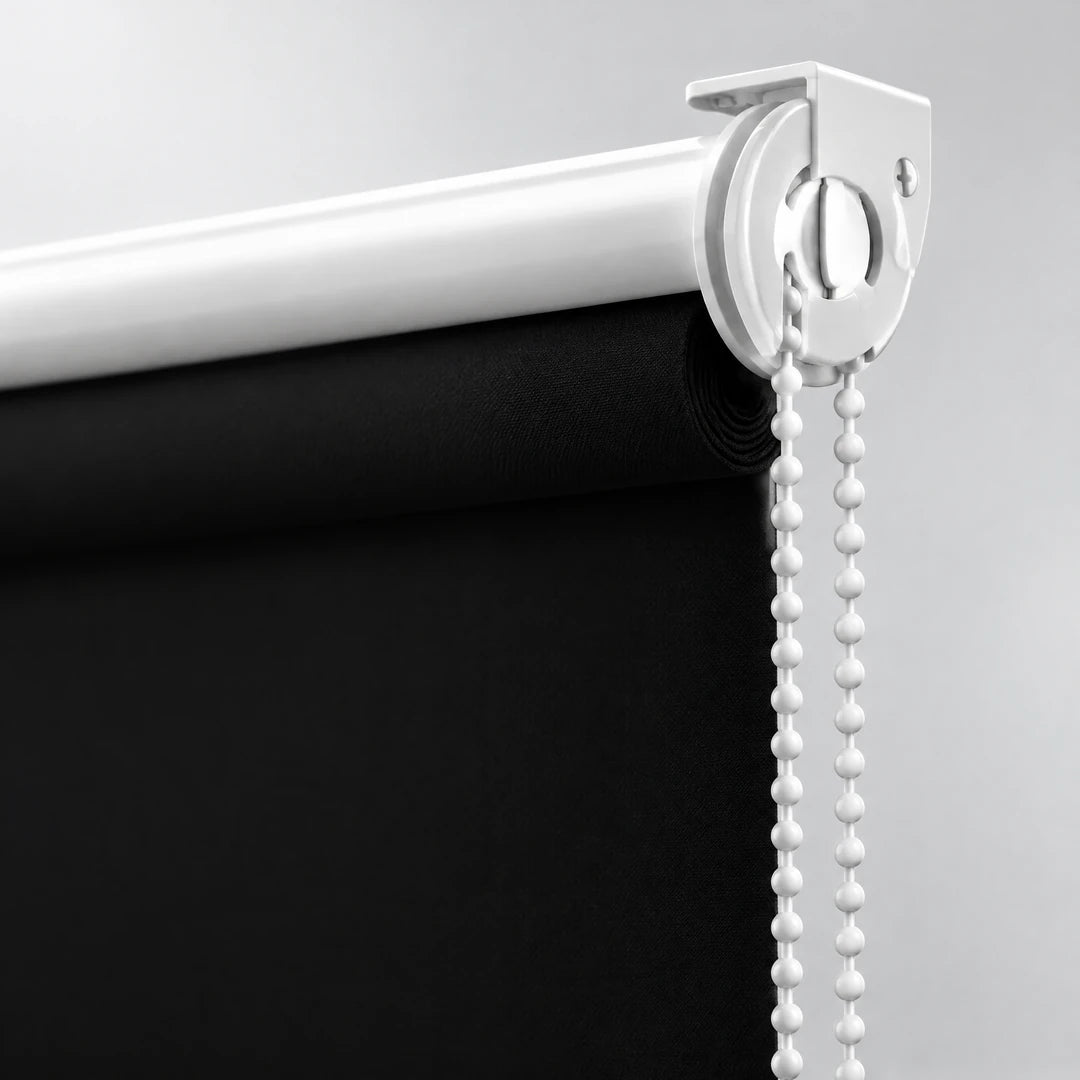 Detail der weißen Welle mit Endkappe und Bedienkette