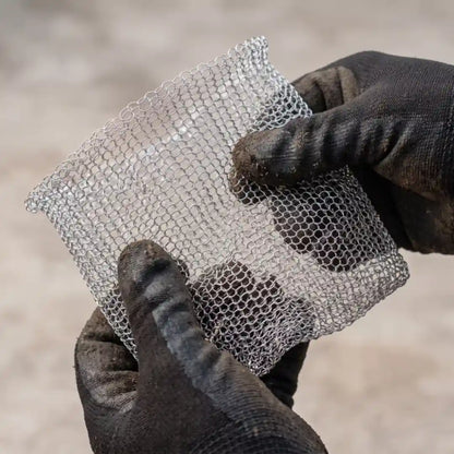Hände zeigen die Flexibilität der gestrickten Edelstahl-Netztasche